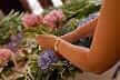 לומי פרחים - דוכן לשזירת תכשיטי פרחים