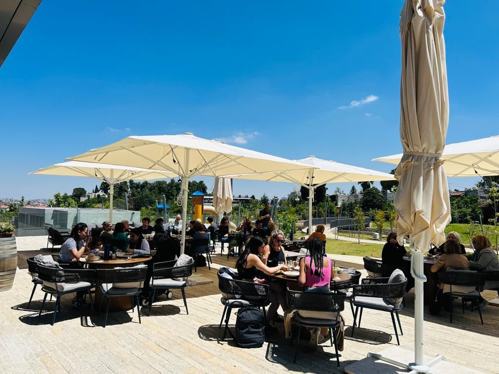 לוצ'אנה מבשרת ציון אירועים